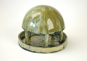 Vogeltjes voor binnen gestookt 1100 graden, vogeltjes voor buiten gestookt op 1200 graden, vogelvoederplankjes en mezenbolhouders.