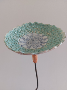 Keramieken bloemen voor binnen (laag gestookt) en buiten (hoog gestookt).