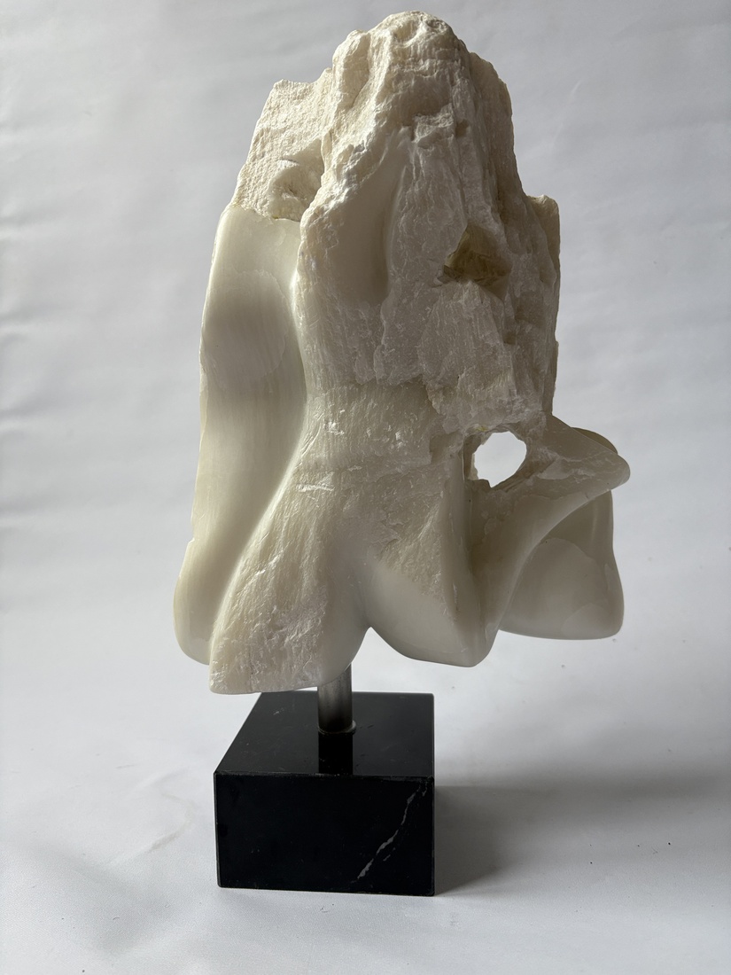 Vrouw uit steen gehouwen