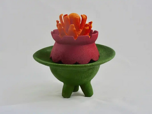 Mijn vormentaal is gebaseerd op intuïtieve tekeningen. De abstracte vloeiende lijn uit de tekeningen is door middel van boetseren en via een mal overgebracht in het materiaal klei. Met zilverzand en fel gekleurde pigmenten, meegenomen na een studiereis naar India,  probeer ik de diversiteit binnen een groepskader weer te geven. De  gepigmenteerde vormen lijken te komen uit de intuïtieve, associatieve onderwaterwereld.